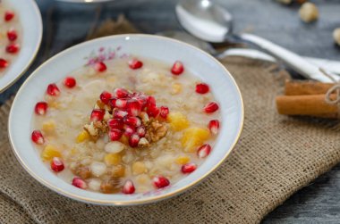 Geleneksel Türk tatlı sebzeli ya da Aşure Kuruyemiş ve nar taneleri ile haşlanmış hububat üzerinden