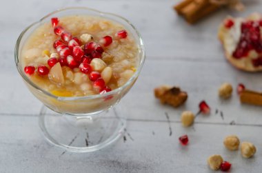 Geleneksel Türk tatlı sebzeli ya da Aşure Kuruyemiş ve nar taneleri ile haşlanmış hububat üzerinden.