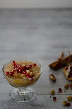 Geleneksel Türk tatlı sebzeli ya da Aşure Kuruyemiş ve nar taneleri ile haşlanmış hububat üzerinden.
