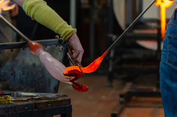 Artista Del Vetro Nel Suo Laboratorio Manualy Making Glass Ware — Foto Stock