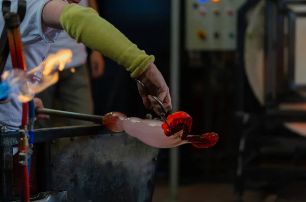 Isıya Dayanıklı Makasla Erimiş Üflemeli Cam Şekillendirmektedir — Stok fotoğraf