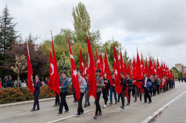 Eskişehir, Türkiye-Kasım 10,2017: Büyük lideri Atatürk ün ölüm yıldönümü. Askerler ve kamu meydanında Atatürk heykeli çelenk koymak ve büyük lideri Atatürk anısına.