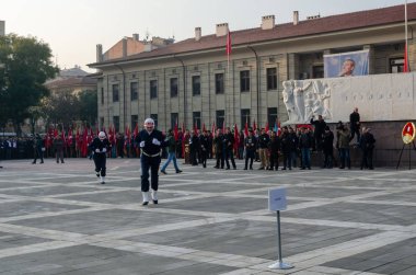 Eskişehir, Türkiye-Kasım 10,2017: Büyük lideri Atatürk ün ölüm yıldönümü. Askerler ve kamu meydanında Atatürk heykeli çelenk koymak ve büyük lideri Atatürk anısına.