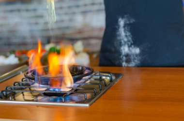 Pan ve fırın'ın alev düştü bir kırık yumurta