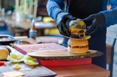 Şef onun Burger hizmet için hazırlanıyor.