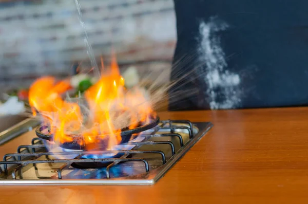 パンと炉の炎に落ちた壊れた卵 — ストック写真