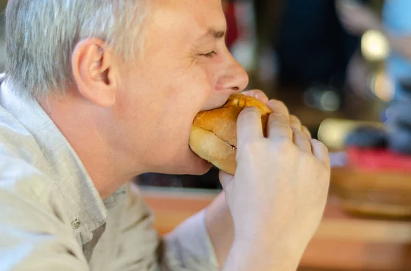 Ember Szívesen Harap Egy Étvágygerjesztő Burger Étterem — Stock Fotó