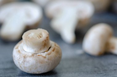 Masanın üzerinde doğal organik ham mantar