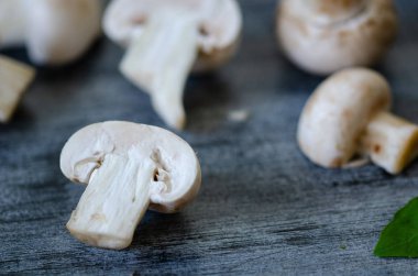 Masanın üzerinde doğal organik ham mantar