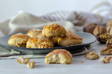 Ceviz ahşap arka plan üzerinde kurabiye. Ceviz ile şekerli fırında kurabiye. Portre