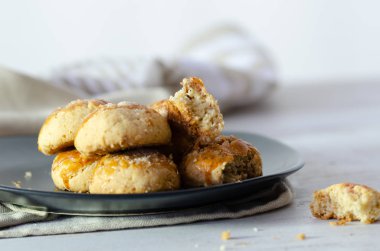 Ceviz ahşap arka plan üzerinde kurabiye. Ceviz ile şekerli fırında kurabiye. Portre