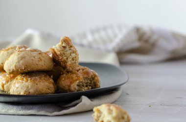 Ceviz ahşap arka plan üzerinde kurabiye. Ceviz ile şekerli fırında kurabiye. Portre