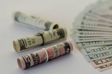 Beyaz arka plan üzerinde kaydetme ve biriken doları banknot vardır