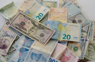 Dolar, lira para cezası verilir ve euro banknot masaya vardır.