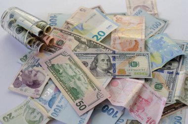 Dolar, lira para cezası verilir ve euro banknot masaya vardır.