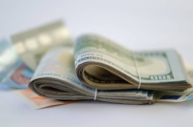 Orada dolar, euro ve Lirası banknotlar beyaz zemin üzerine