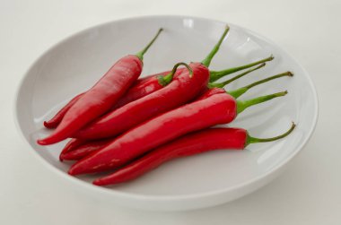 İzole, beyaz arka plan üzerinde izole kırmızı biber