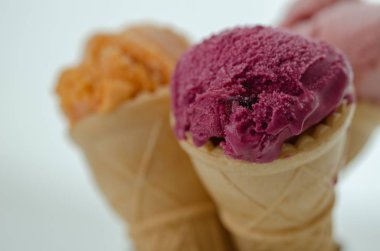 Dondurma waffle koni beyaz arka planda, alan derinliği bulanık background.shallow kümesi