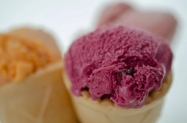 Conjunto Helado Cono Gofre Sobre Fondo Blanco Fondo Borroso —  Fotos de Stock