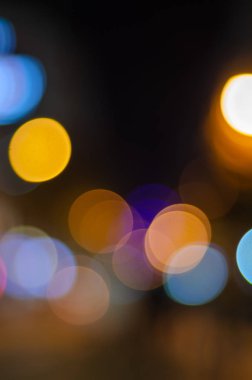 Aydınlatmalı renkli arka plan. Bulanık ve ufuk ışık şehir