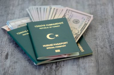 Türk yeşil özel pasaport ve amerikan banknot vintage masaya vardır.