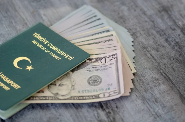 Turkse Groene Speciale Paspoort Amerikan Bankbiljetten Zijn Vintage Tafel — Stockfoto