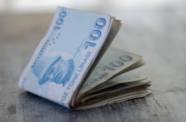 Masanın üstünde para Türk Lirası banknot vardır.