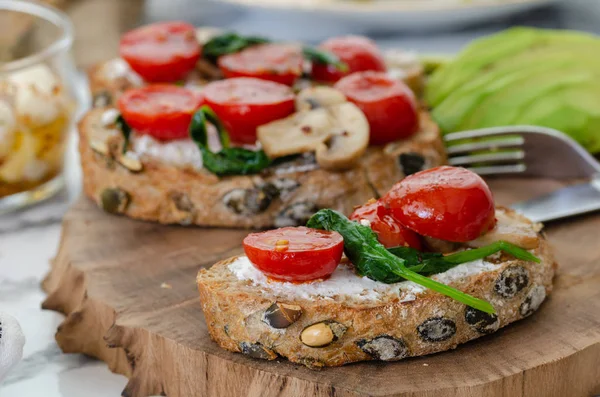 Healthy Sandwich Wholemeal Bread Toast Cream Cheese Green Spinach Olive — Stock Photo, Image