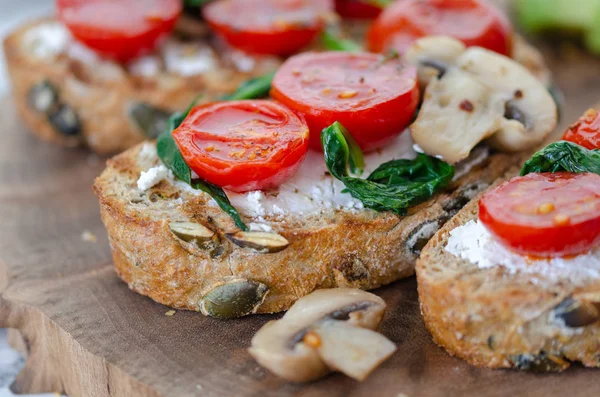 Healthy Sandwich Wholemeal Bread Toast Cream Cheese Green Spinach Olive — Stock Photo, Image