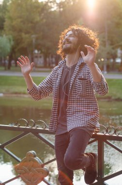 Dans ve müzik Parkı mutlu genç adam.