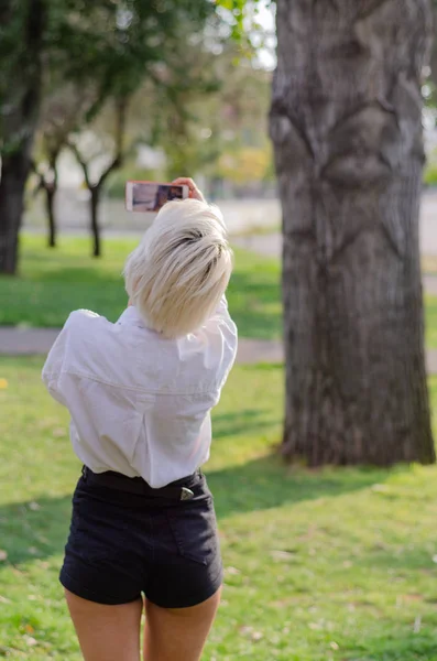 Young Girl Takes Selfie Park — Stock Photo, Image