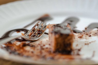 Çikolatalı pasta beyaz tabakta kalanı