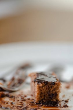 Beyaz yemek çikolata soslu çikolatalı kek. Yarım porsiyon yaptı