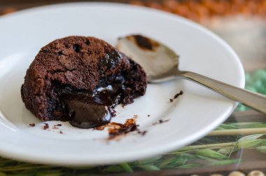 Sıcak çikolatalı kek sufle beyaz plaka üzerinde.