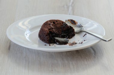 Sıcak çikolatalı kek sufle beyaz plaka üzerinde.