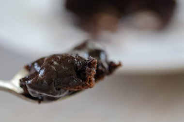 Çikolatalı sufle kaşık üzerinde bir ısırık.