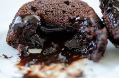 Beyaz arka plan üzerinde sıcak çikolatalı kek sufle.