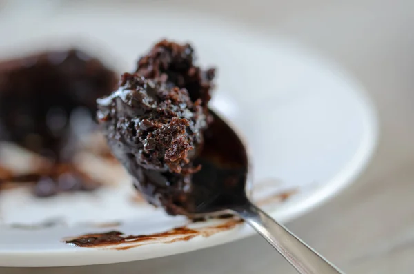 Uma Mordida Souffle Chocolate Colher — Fotografia de Stock