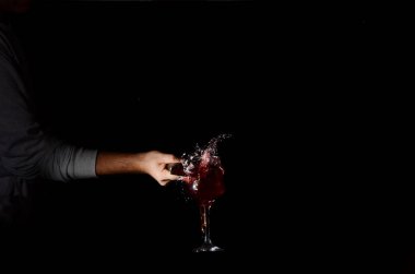 Yüksek hızlı fotoğraf görüntü. Kadehi kırma insan elinde çekiç, yakın çekim