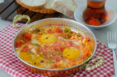 Yumurta, biber ve domates yaptığı geleneksel yemek menemen.