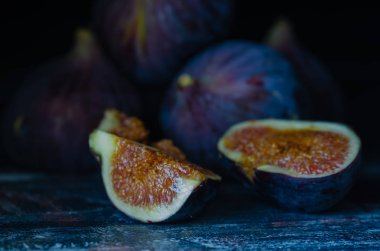 İncir koyu ahşap arka plan üzerinde. incir dilim tarih seçici odak