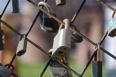Parmaklıklar üzerinde asılı kilitler çok. Kavramı temsil sonsuza dek aşk