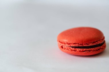 Beyaz zemin üzerine kırmızı macaroons olduğunu.