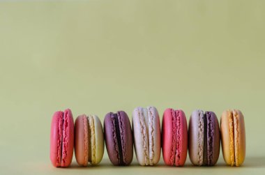 Renkli macaroons açık sarı renkli, kopya alanı vardır.