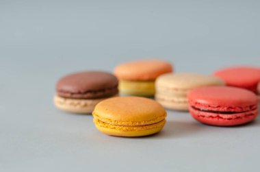 Işık gri arka plan üzerinde renkli macaroons vardır,