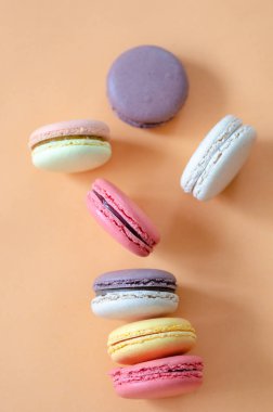Üstten görünüm renk arka plan üzerinde renkli macaroons vardır.