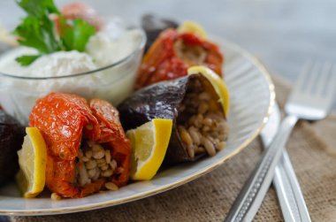 Ahşap masa üzerinde patlıcan ve kırmızı biber dolması Türk mutfağı - Dolma - ev yapımı kurutulmuş.