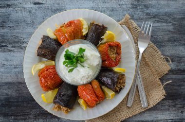 Ahşap masa üzerinde patlıcan ve kırmızı biber dolması Türk mutfağı - Dolma - ev yapımı kurutulmuş.