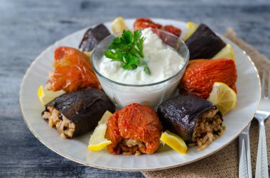 Ahşap masa üzerinde patlıcan ve kırmızı biber dolması Türk mutfağı - Dolma - ev yapımı kurutulmuş.