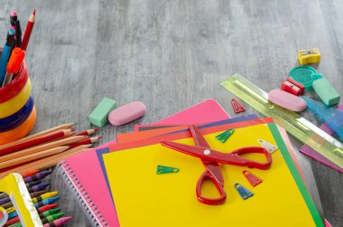 Geri okul kavramı. Kopya alanı öğrenciler için okul malzemeleri ahşap tablo.